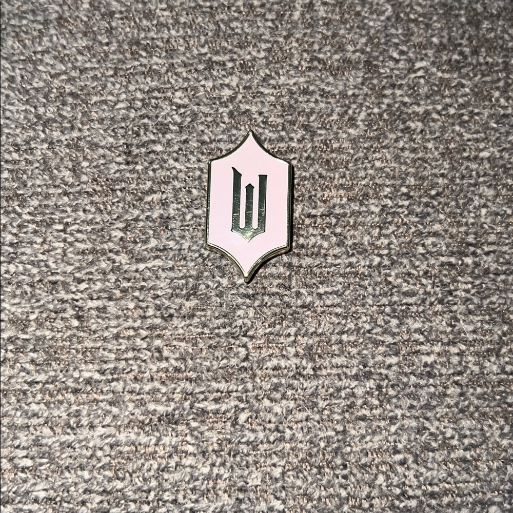 Lug, wicked edition, pink W charm